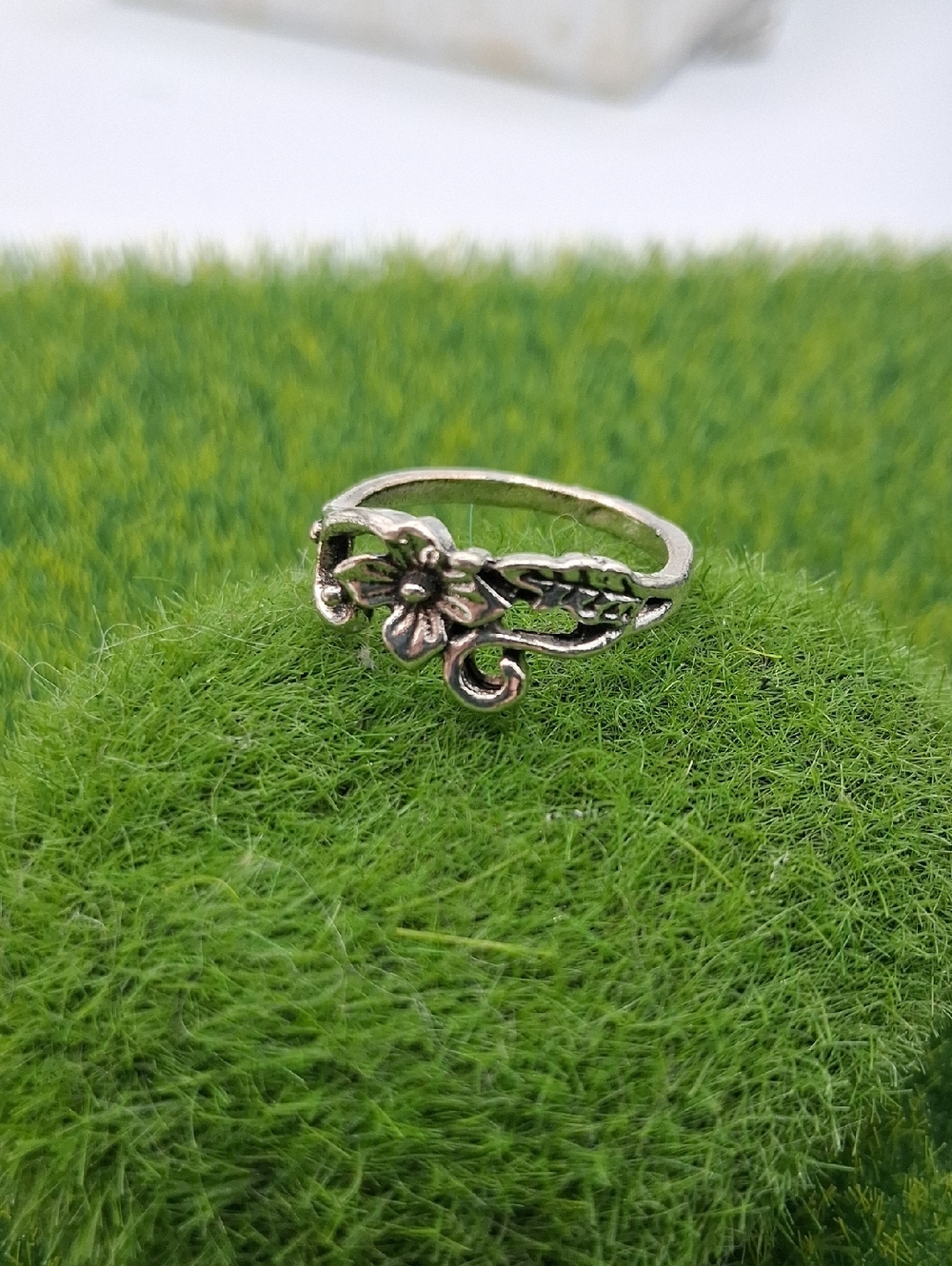 Delicate Floral Silver-Tone Women’s Ring Size 5 R827